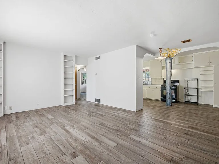 626 N Venice Ave — Photo 3