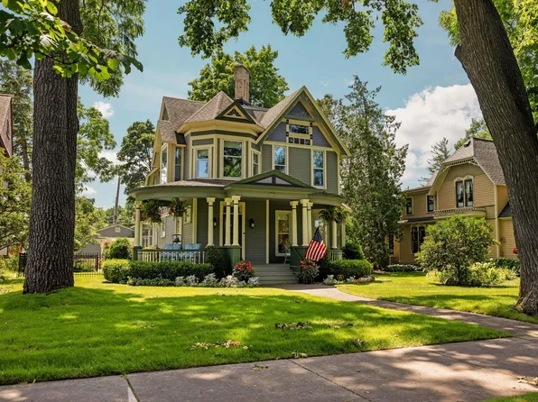 213 6th St, Traverse City, MI 49684