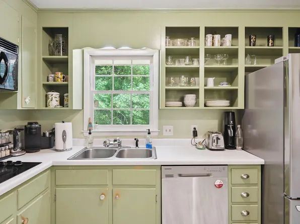 3232 Huntleigh Dr, Raleigh, NC 27604