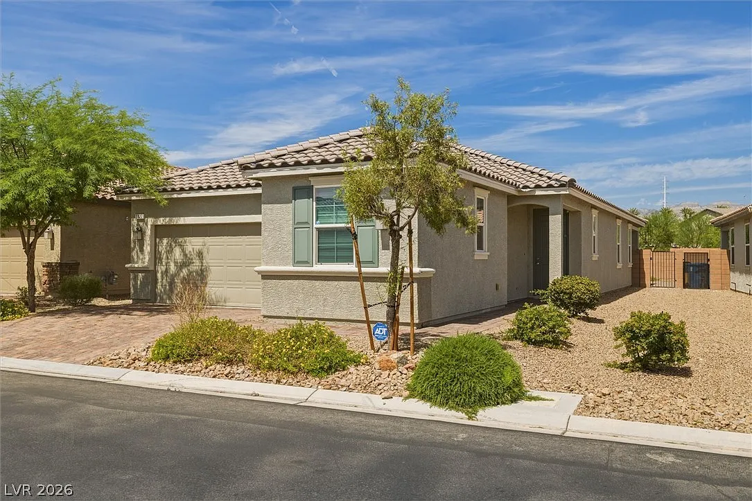 3 bed, 2.0 bath, 1849 sqft, $2,550 — Photo 2