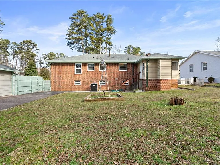 798 Bank St SE — Photo 32
