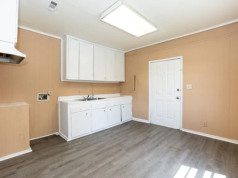 S Mckay Ave- Duplex — Photo 9