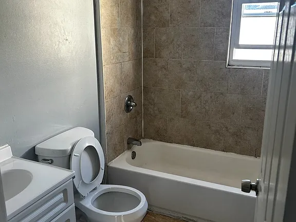 4 Bedrooms at 32 Essex St #3, Paterson NJ — photo 5