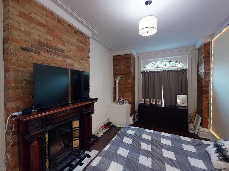 160 Beaconsfield Ave #1 — Photo 4