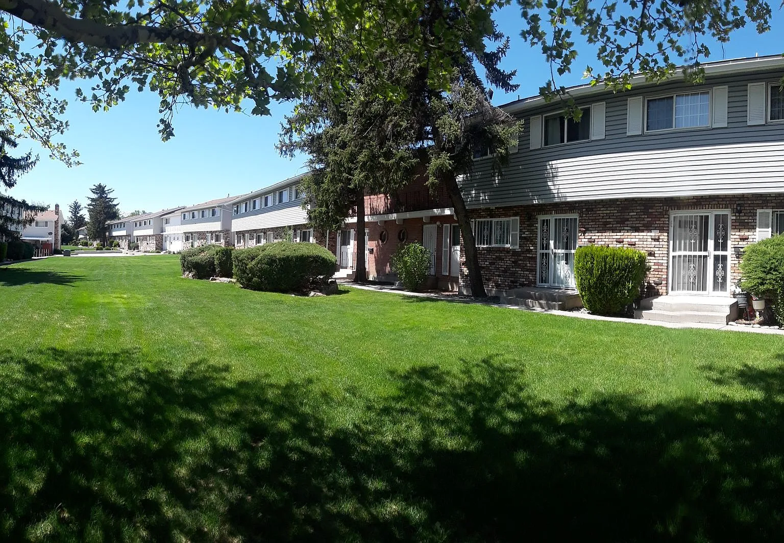 Central and updated 3 bedroom 1.5 bath townhome — Photo 2