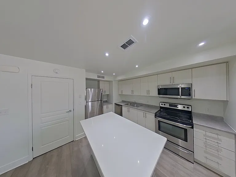 464 Frontenac St #16 — Photo 10