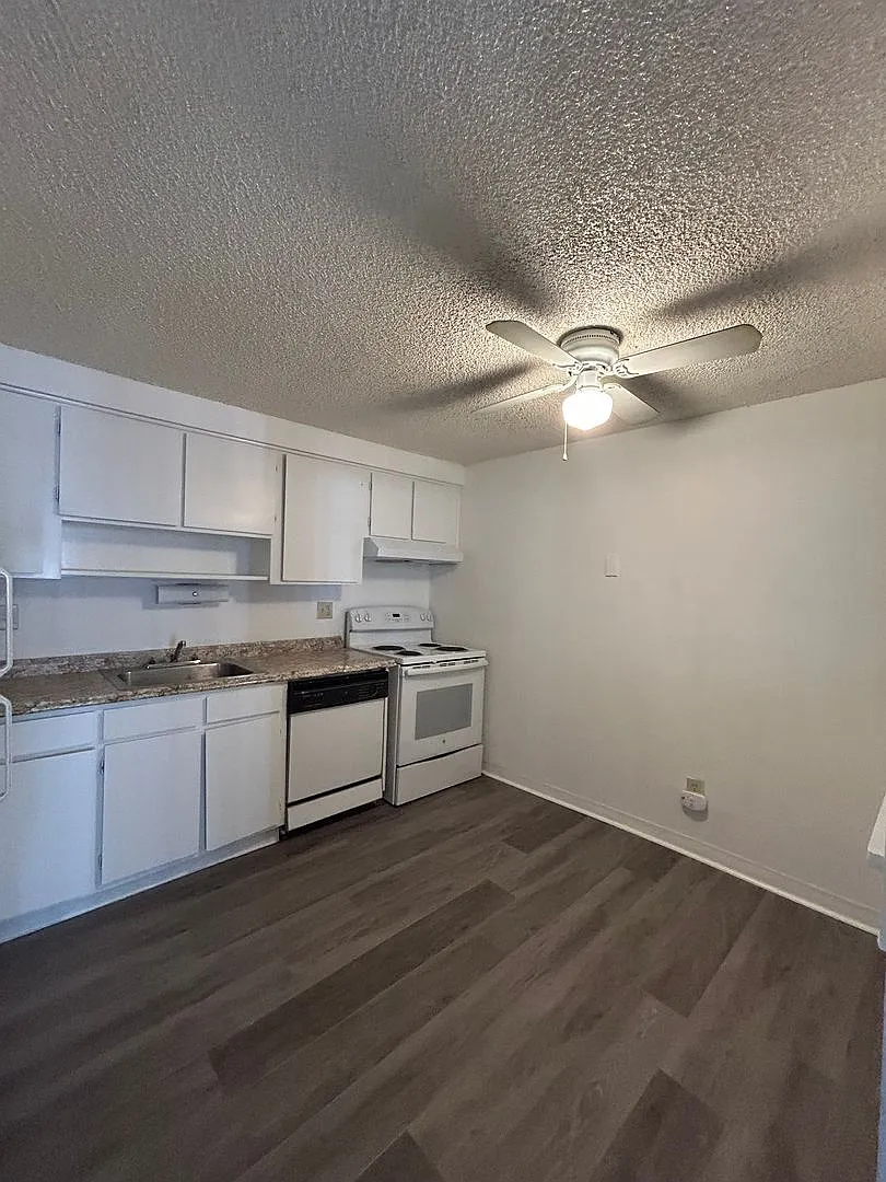 Wonderful 1 BR/1 BA Ground Floor Condo in Secured Bldg! — Photo 2