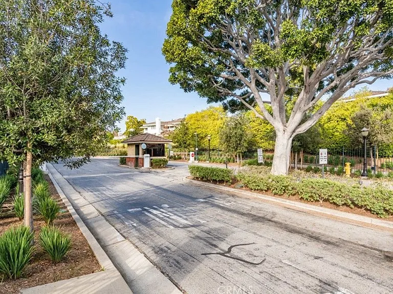 Laguna Ct — Photo 25