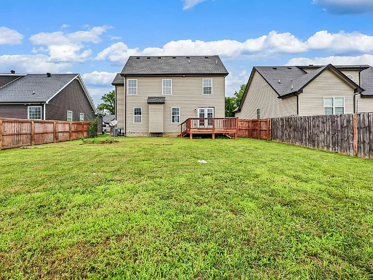 563 Falkland Cir — Photo 33