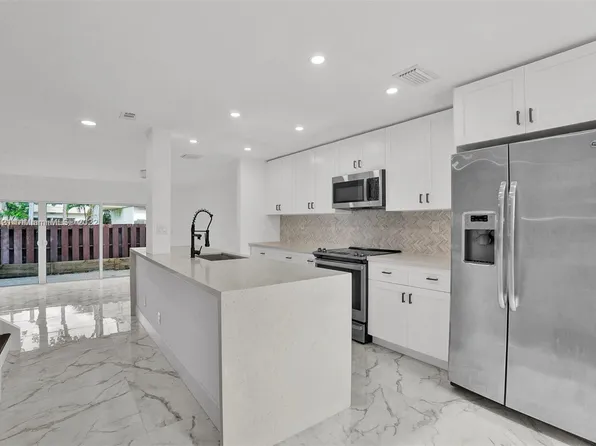 8202 NW 8th Pl #7, Plantation, FL 33324