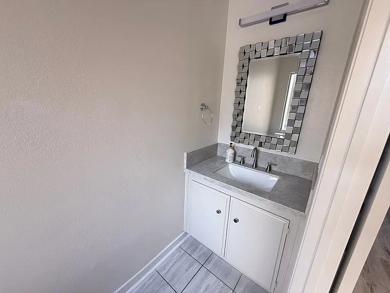 14700 Berendo Ave #2 — Photo 8