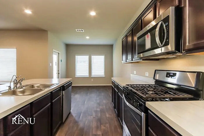 4 bed, 3.0 bath, 2292 sqft, $2,140 — Photo 4