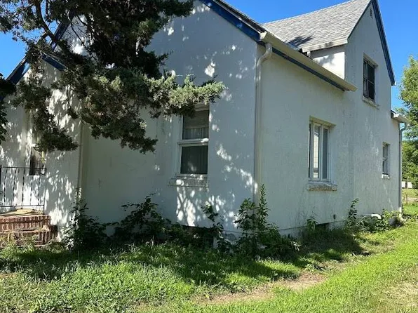 208 1st St, Jackson, MN 56143