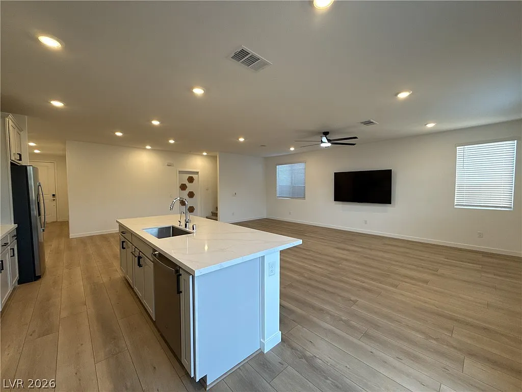 4 bed, 3.5 bath, 3063 sqft, $3,000 — Photo 3