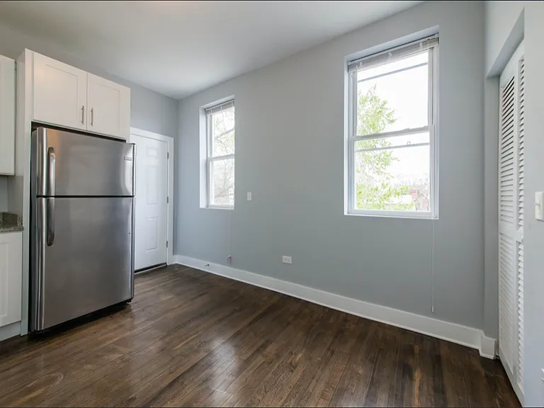 1625 N Claremont Ave #2R — Photo 2