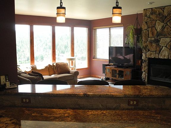Main Living Room w/picture Windows and beautiful mountain view
