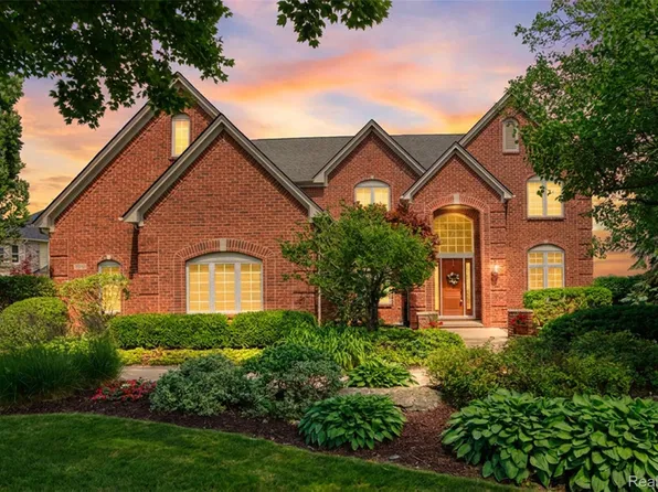10763 Stoney Point Dr, South Lyon, MI 48178