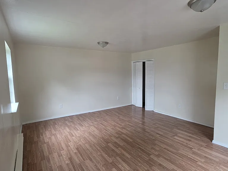 555 1/2 Canterbury Dr — Photo 14