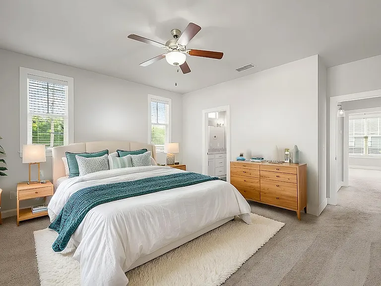 Primary bedroom - 15' x 14'
(virtually staged)