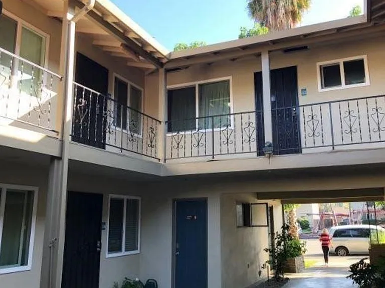 3915 Hamilton Ave — Photo 3