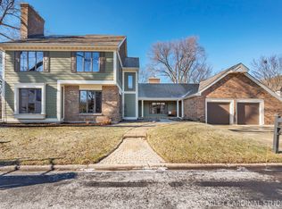 2S002 Country Club Ln, Wheaton, IL
