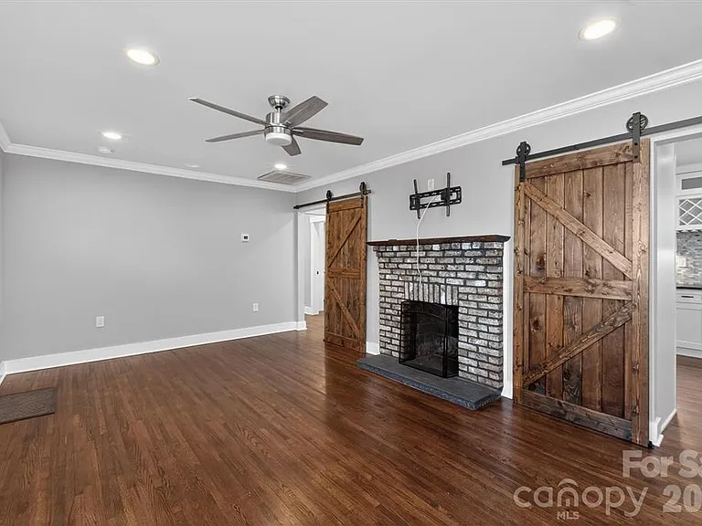 307 E Peterson Dr — Photo 26