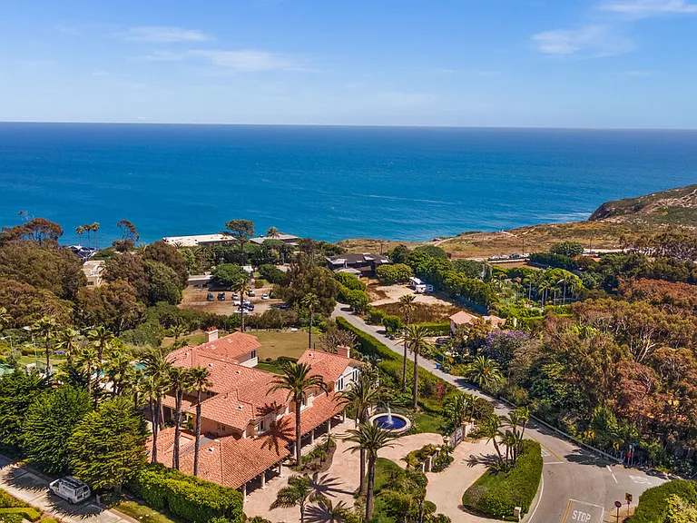 7160 Dume Dr — Photo 29