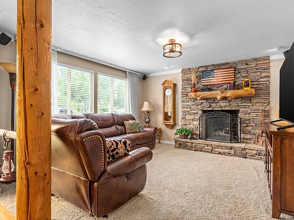 5th image of 835 E Canyon Breeze Ln