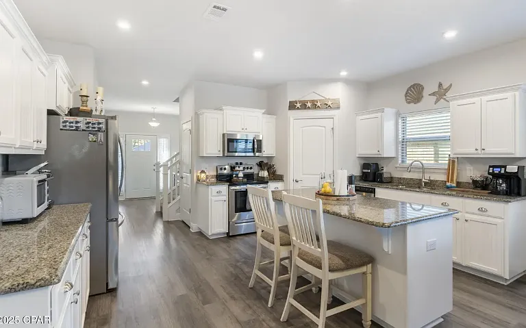 Ridgeway Cir — Photo 2