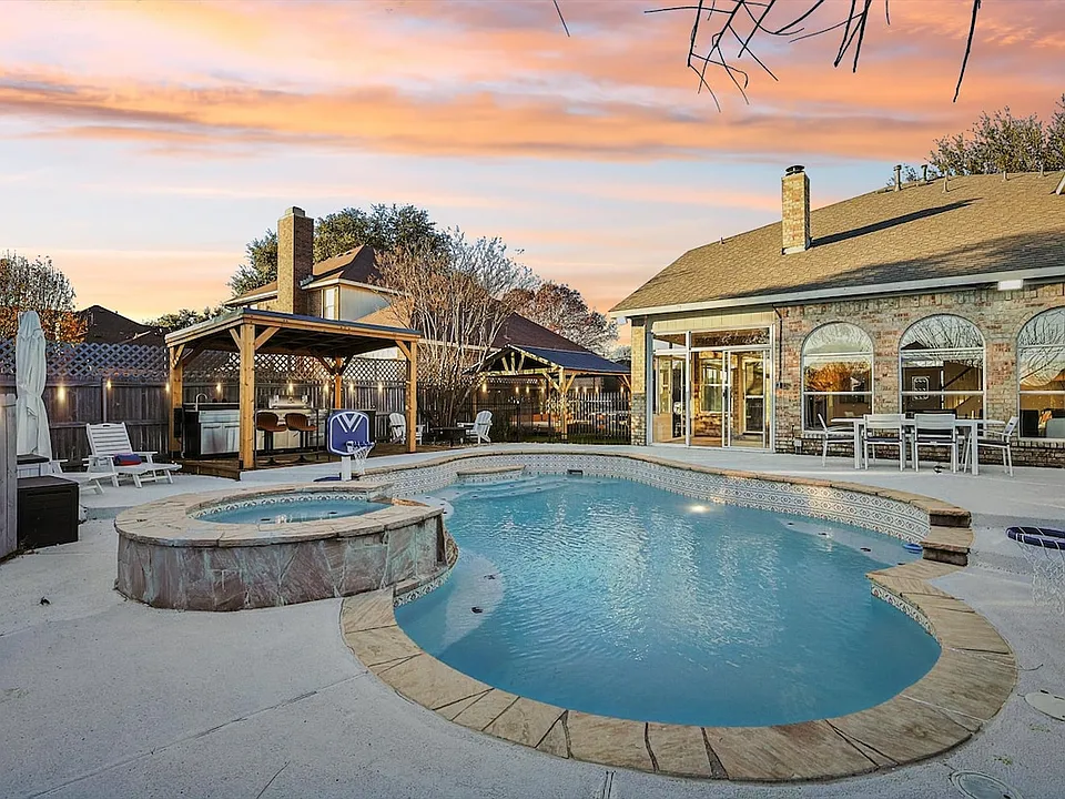 806 Longleaf Dr