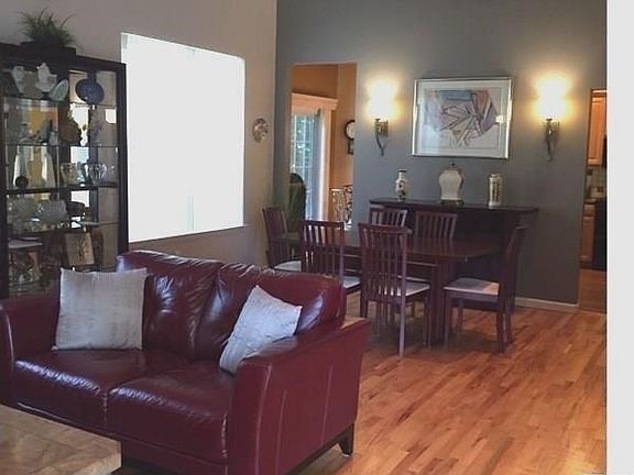 2nd image of 10 Arielle Ct