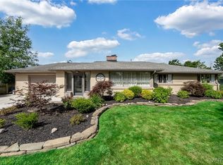 470 Park Club Ln, Williamsville, NY 14221