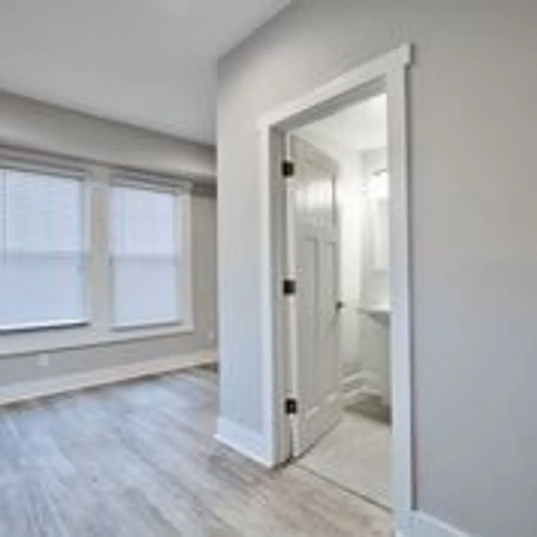 1 bed, 1.0 bath, 555 sqft, $999 — Photo 1