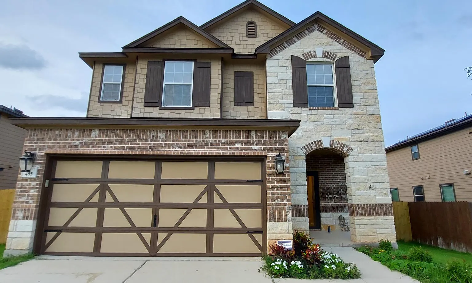 455 Gina Dr — Photo 2