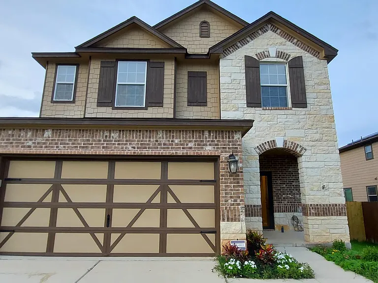 455 Gina Dr — Photo 2