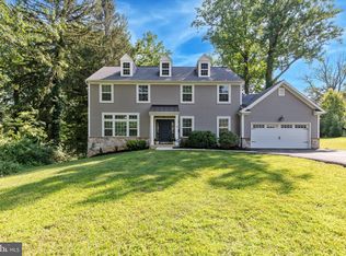 10 Robins Ln, Berwyn, PA 19312