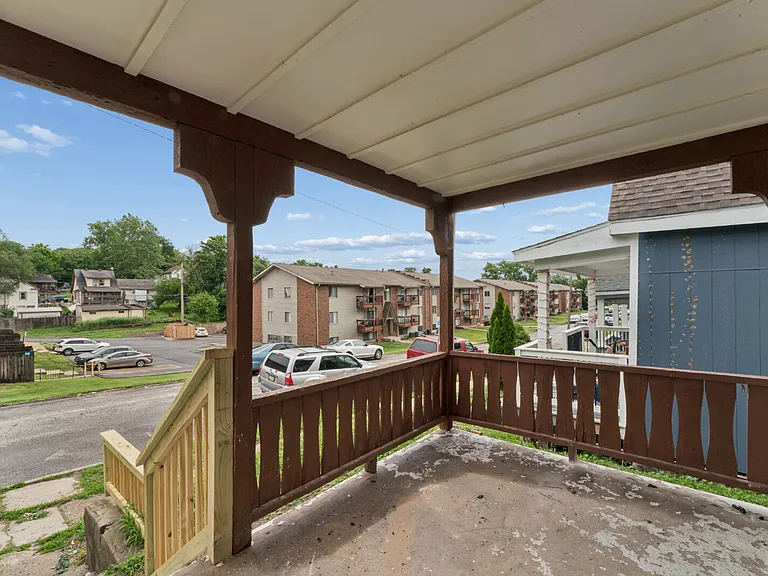 1049 Calvin St — Photo 4