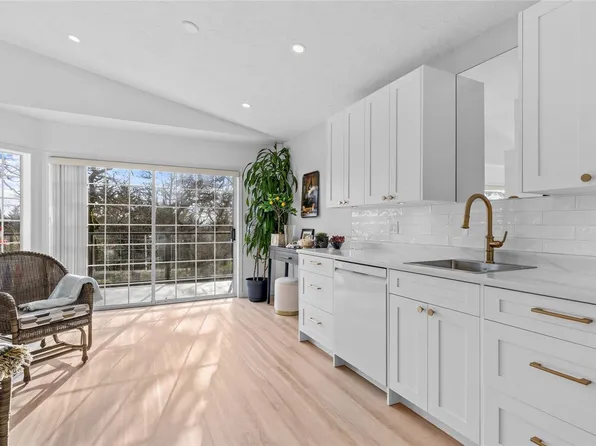 901 Kentwood Ln #19, Saanich, BC V8Y 2Y8