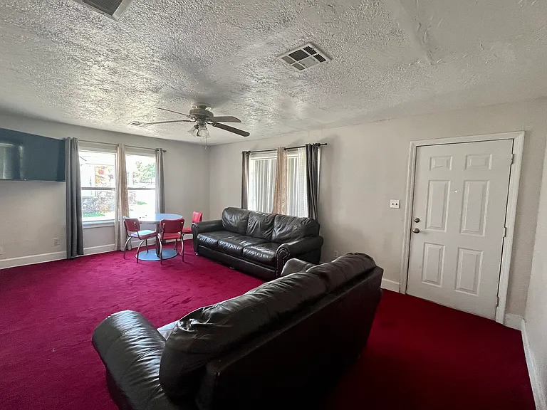 222 E Lindsey St — Photo 9