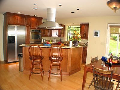 Eating area & kitchen