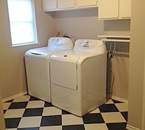 Full sized washer/dryer connections (bring your own)