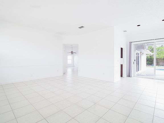 5th image of 2782 Picadilly Cir