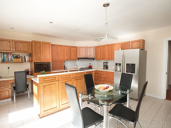 5th image of 810 Cambridge Dr SE