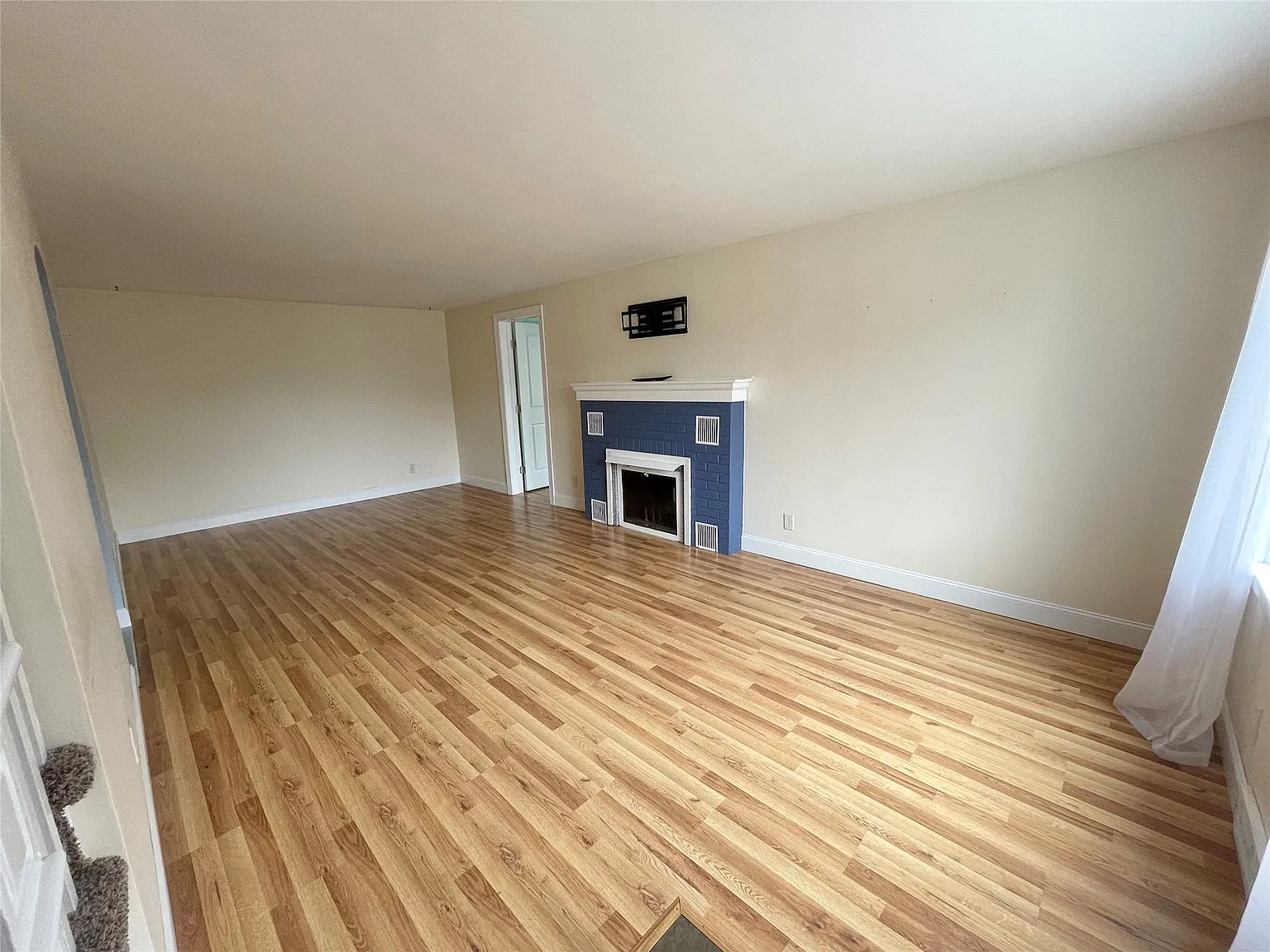 3 bed, 1.5 bath, 2199 sqft, $2,000 — Photo 2