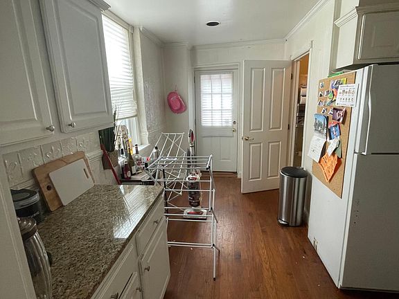 Half bath and Laundry in Floor 1