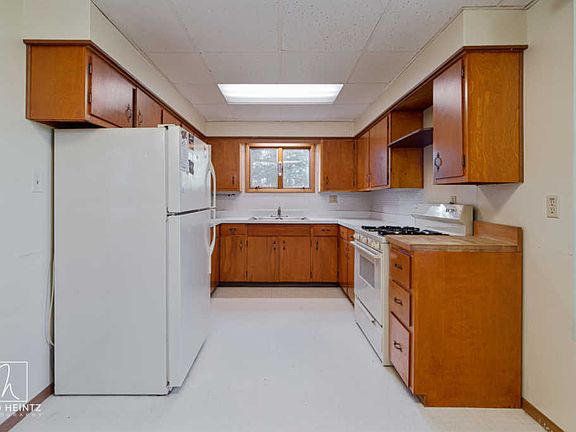2nd image of 2516 Dean St