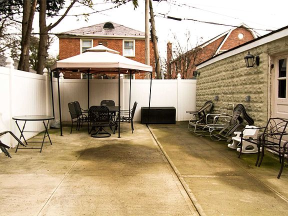 3rd image of 6407 Ellwell Cres