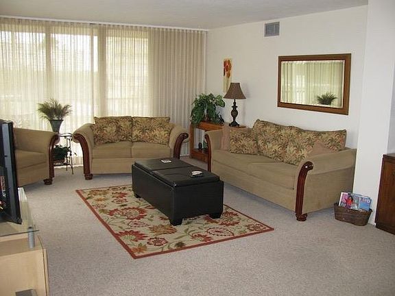 Tastefully decorated living room ...