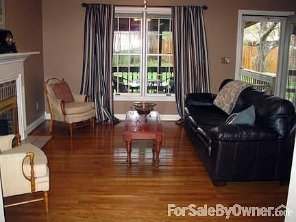 Back living room : Gas fireplace, view onto covered deck