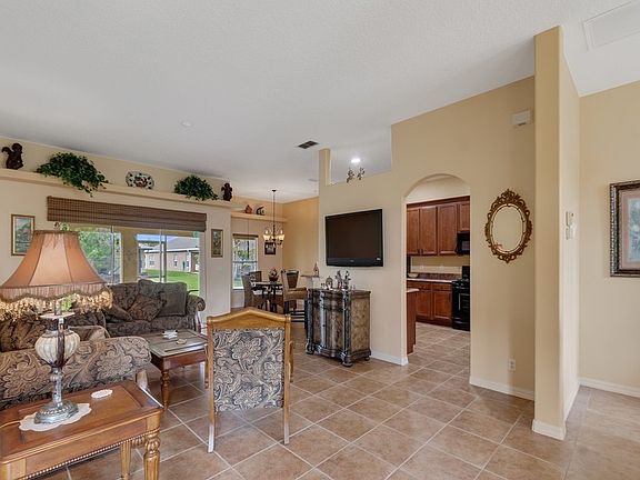 5th image of 522 N Valencia Cir SW